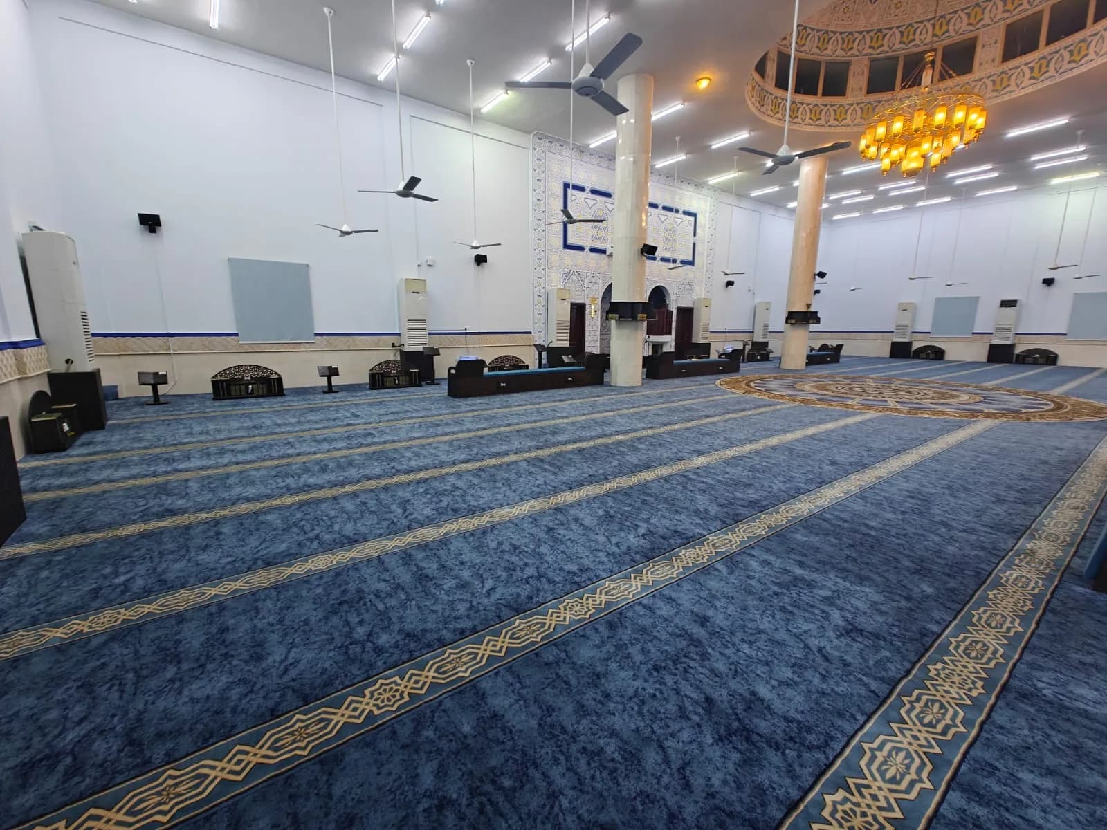 Hauptgebetshalle der Moschee gegenüber