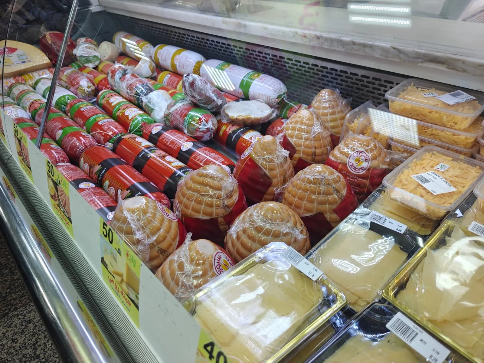 Käse- und Wurst-Auslage