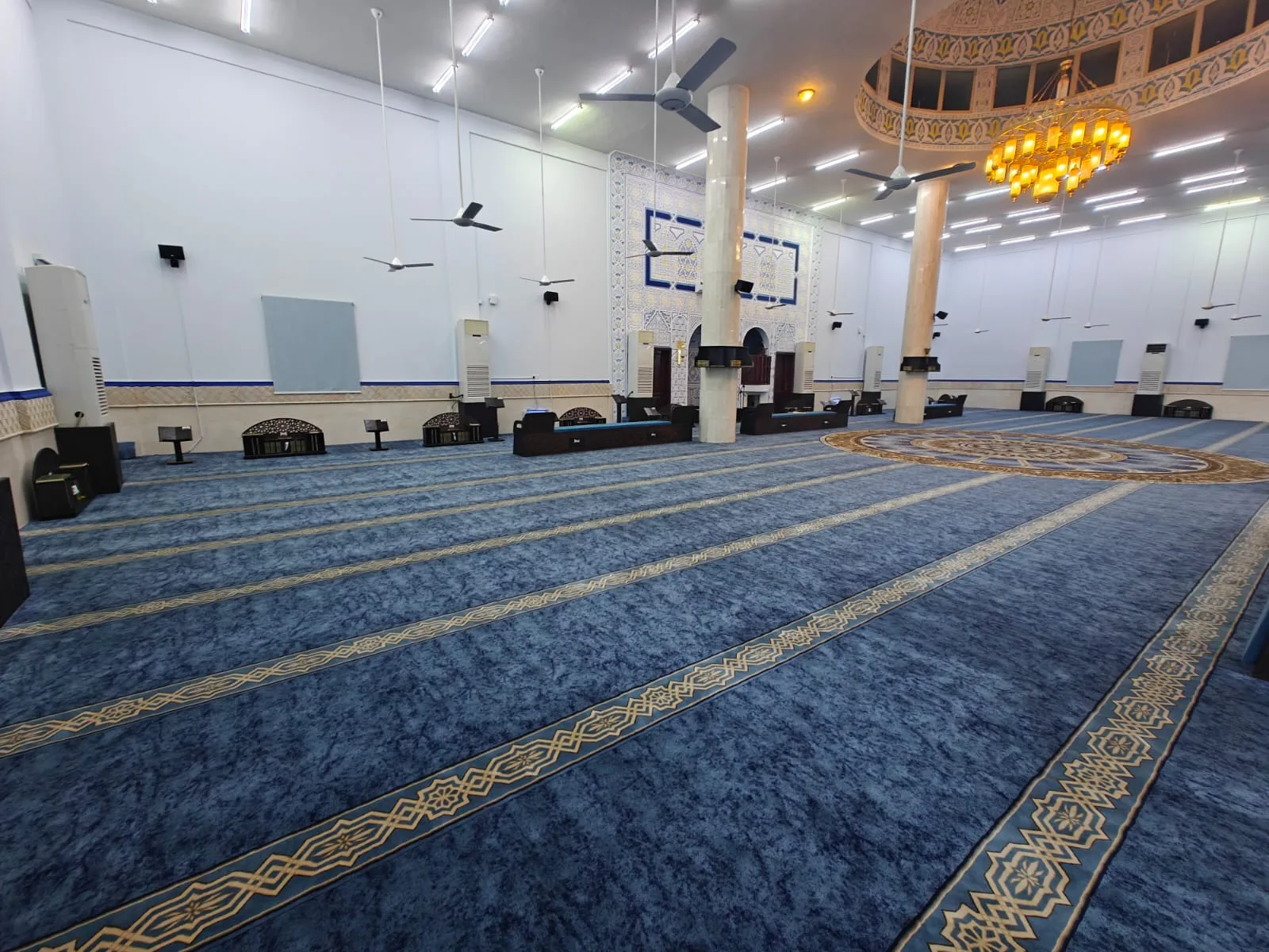 Hauptgebetshalle der Moschee gegenüber