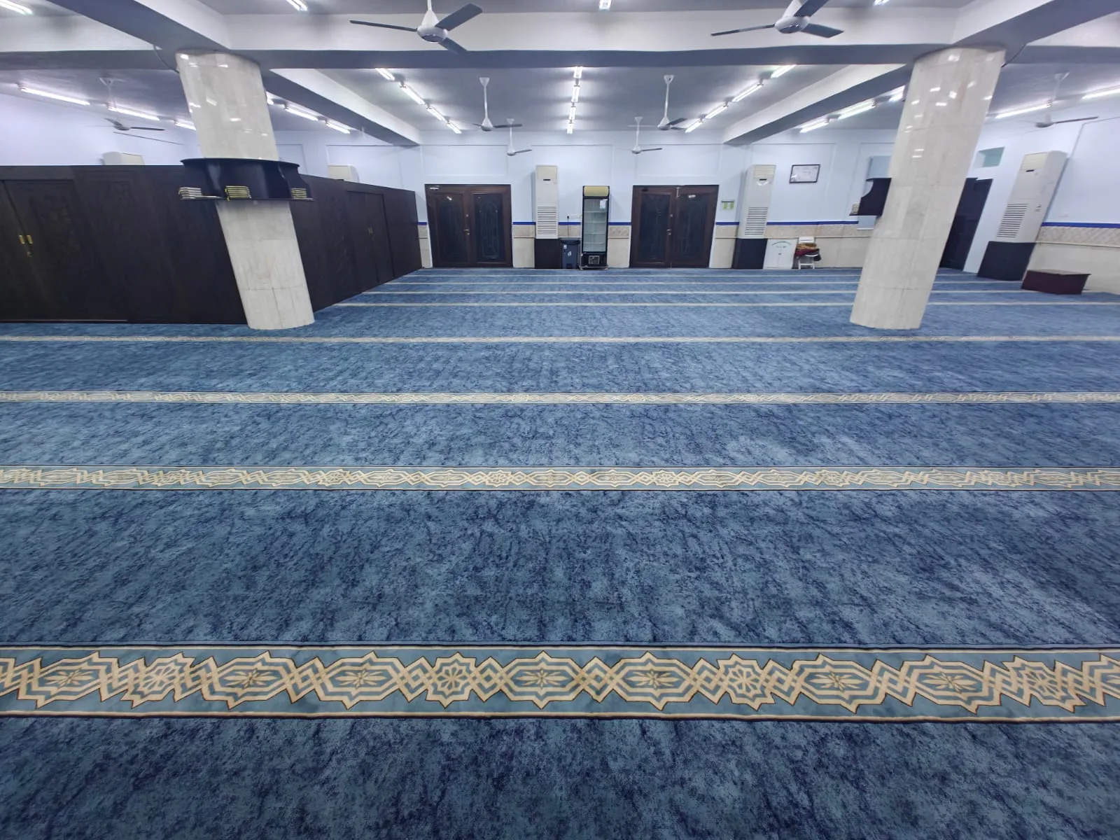Gebetshalle der Moschee gegenüber
